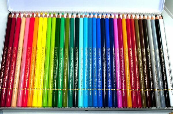 Holbein Artists’ Coloured pencil set